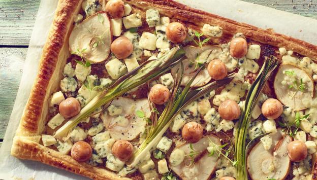 TART WITH FOODBOLÓWKI SAUSAGES, PEAR AND BLUE CHEESE